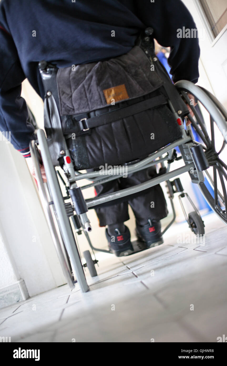 Sedia a rotelle Sedia a rotelle forte utente Foto Stock