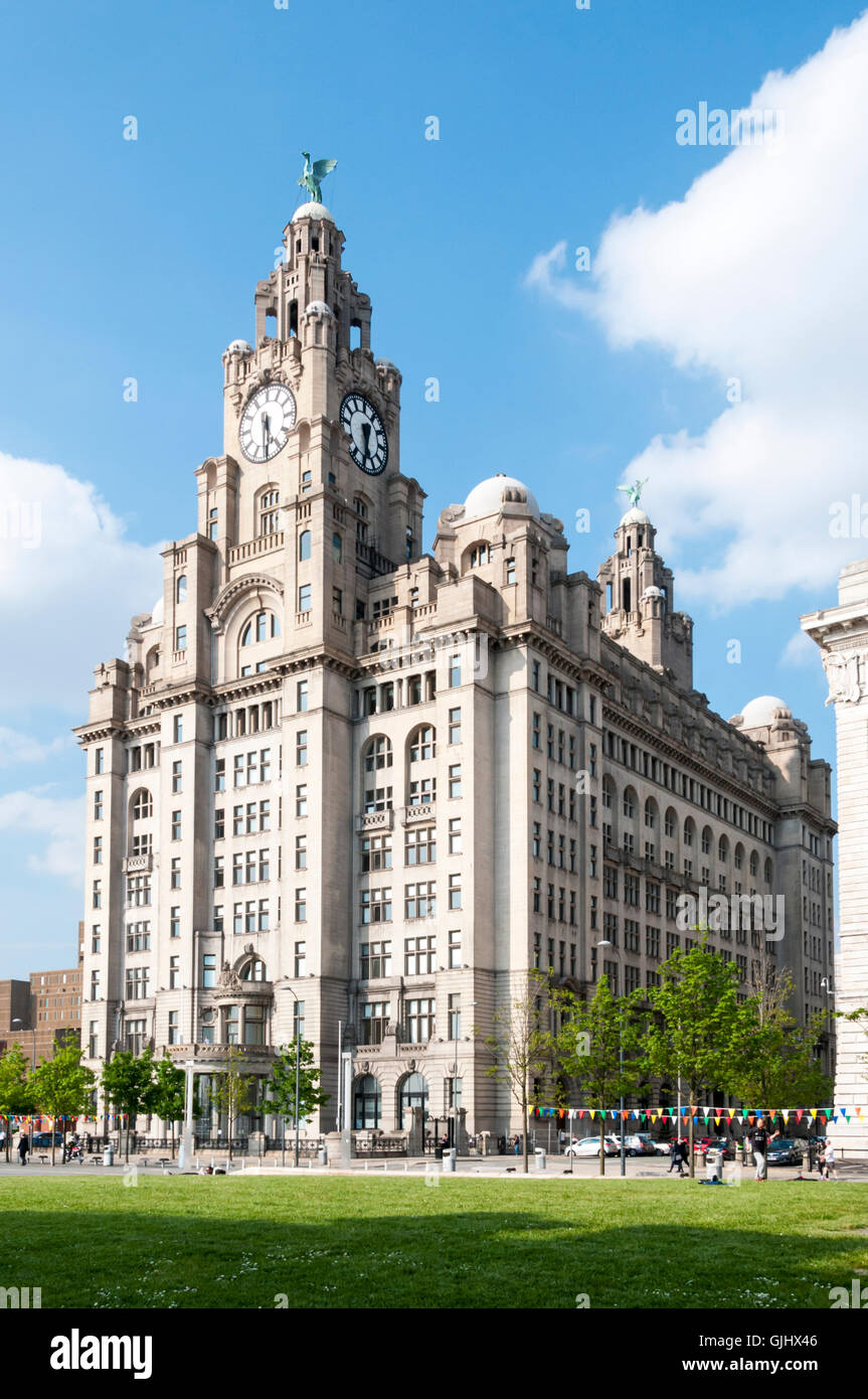 Il Liver Building, una delle tre grazie al Pier Head sul lungomare di Liverpool. Foto Stock