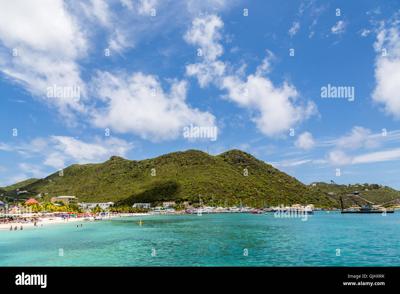 Verde collina in Paradiso dalla spiaggia e dallo yacht marina Foto Stock