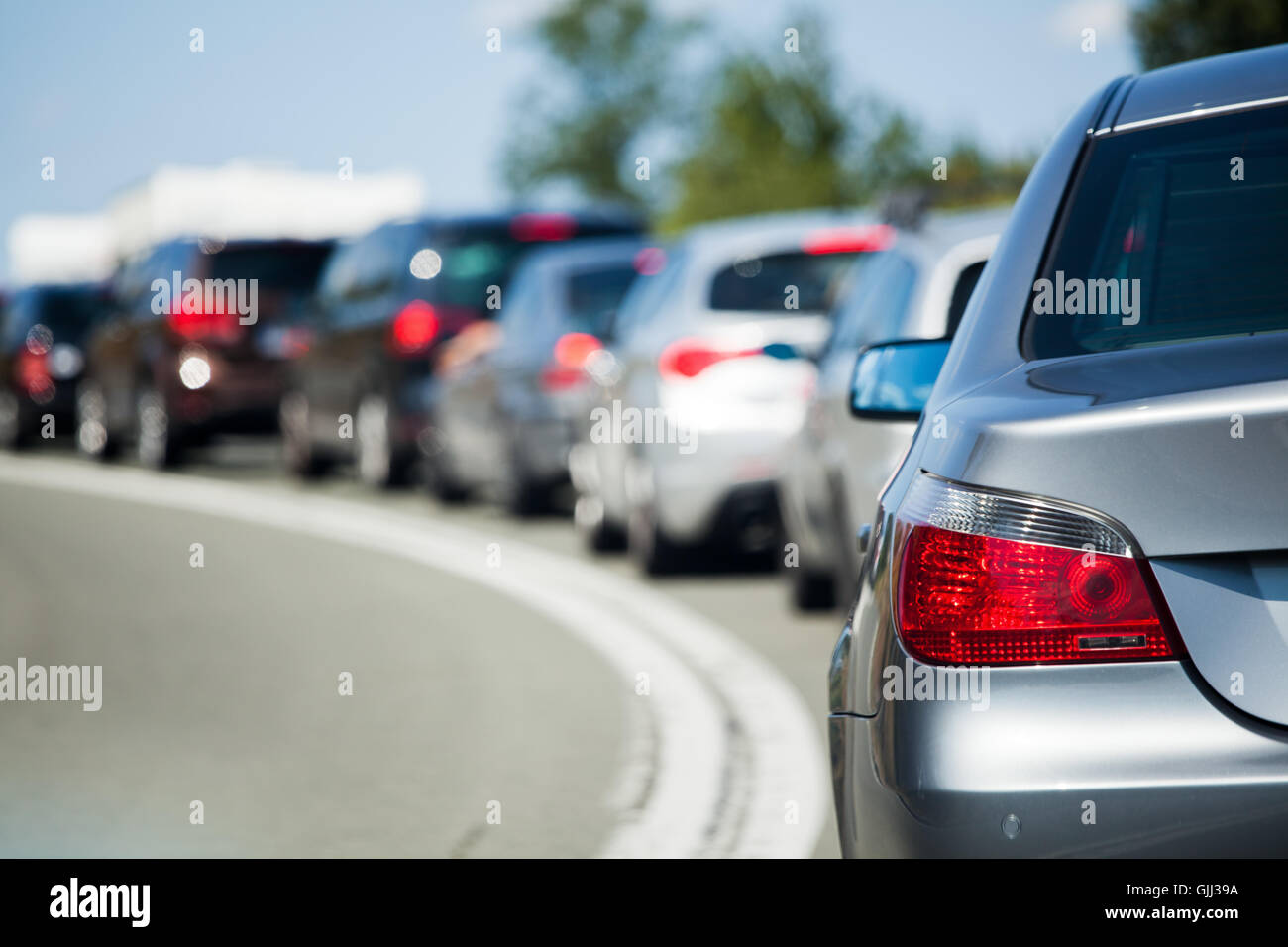 Fila di automobili in una vacanza di traffico con vicino la profondità di campo Foto Stock