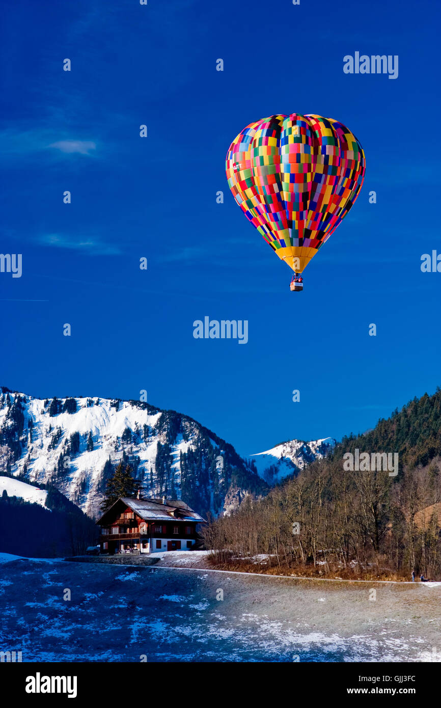 Pallone aerostatico oltre le Alpi,Vaud, Svizzera Foto Stock