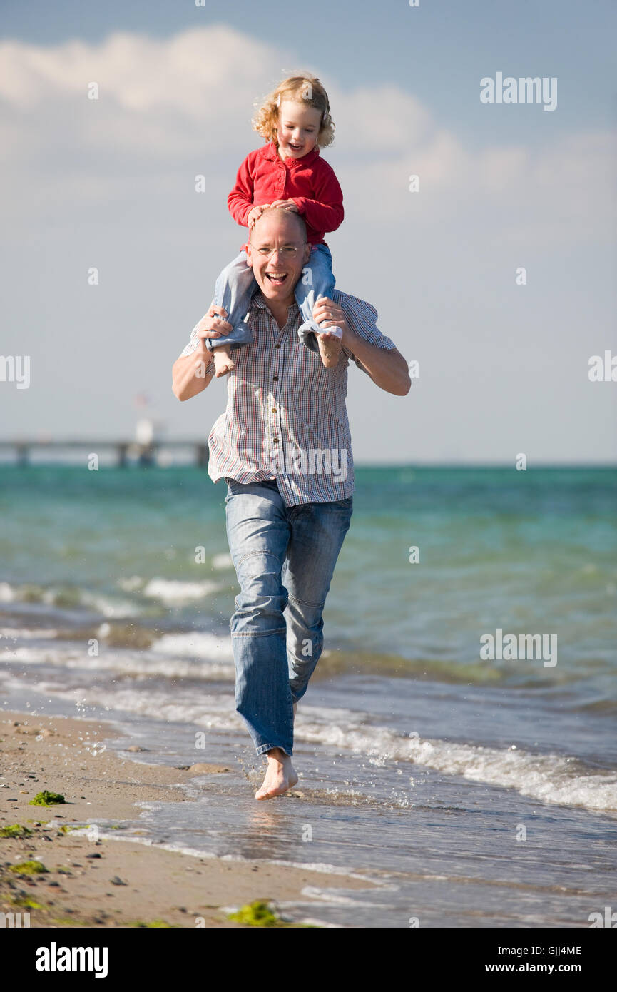 Padre con la figlia sulla spiaggia Foto Stock