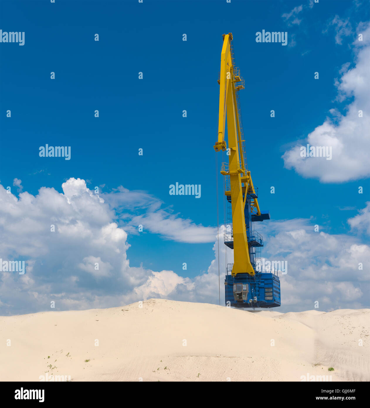 Paesaggio con grande gru, cielo blu e le colline di sabbia di fiume Foto Stock