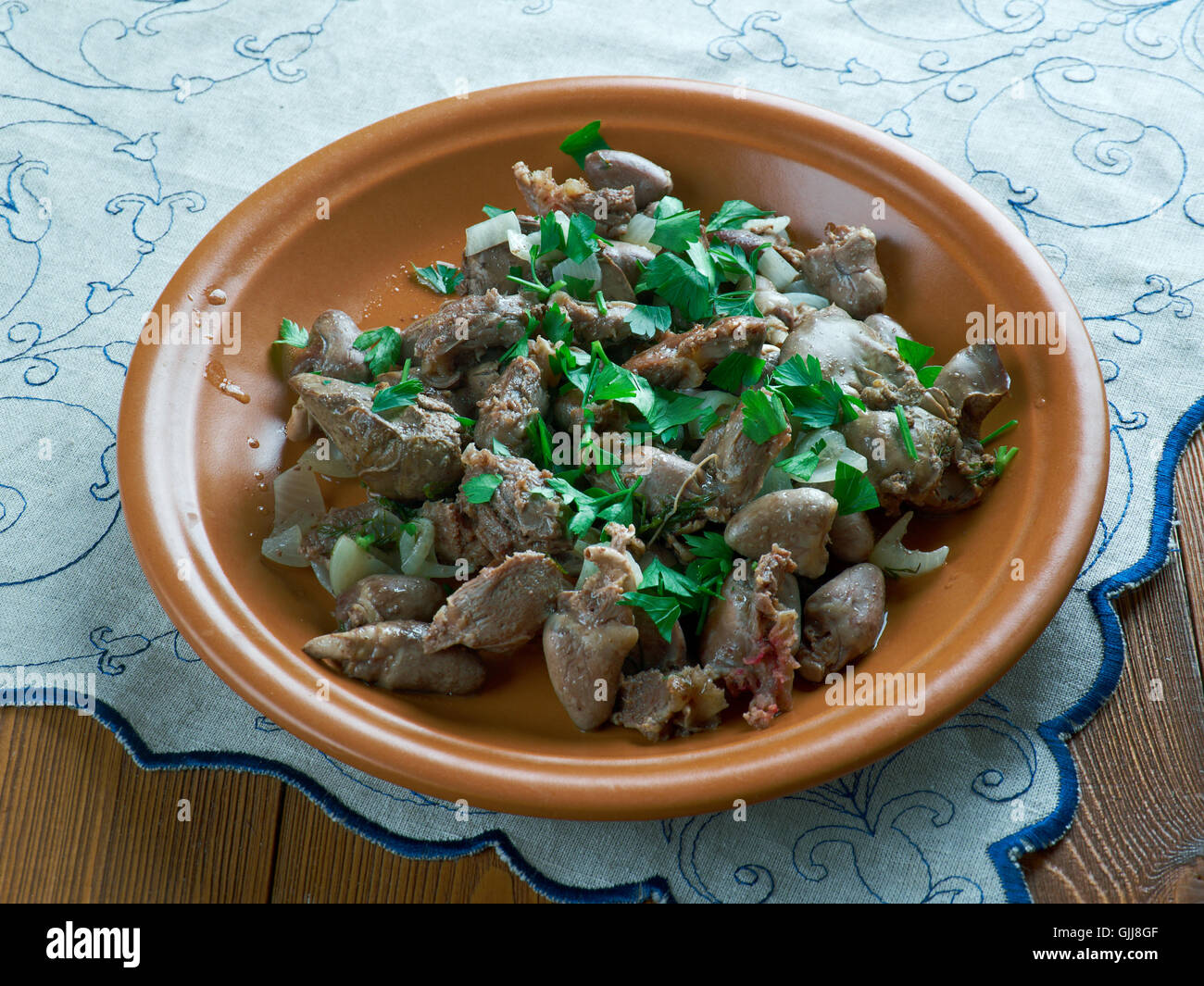 Kuchmachi - in stile georgiano tradizionale piatto di fegatini di pollo, il cuore e il ventriglio con le noci Foto Stock