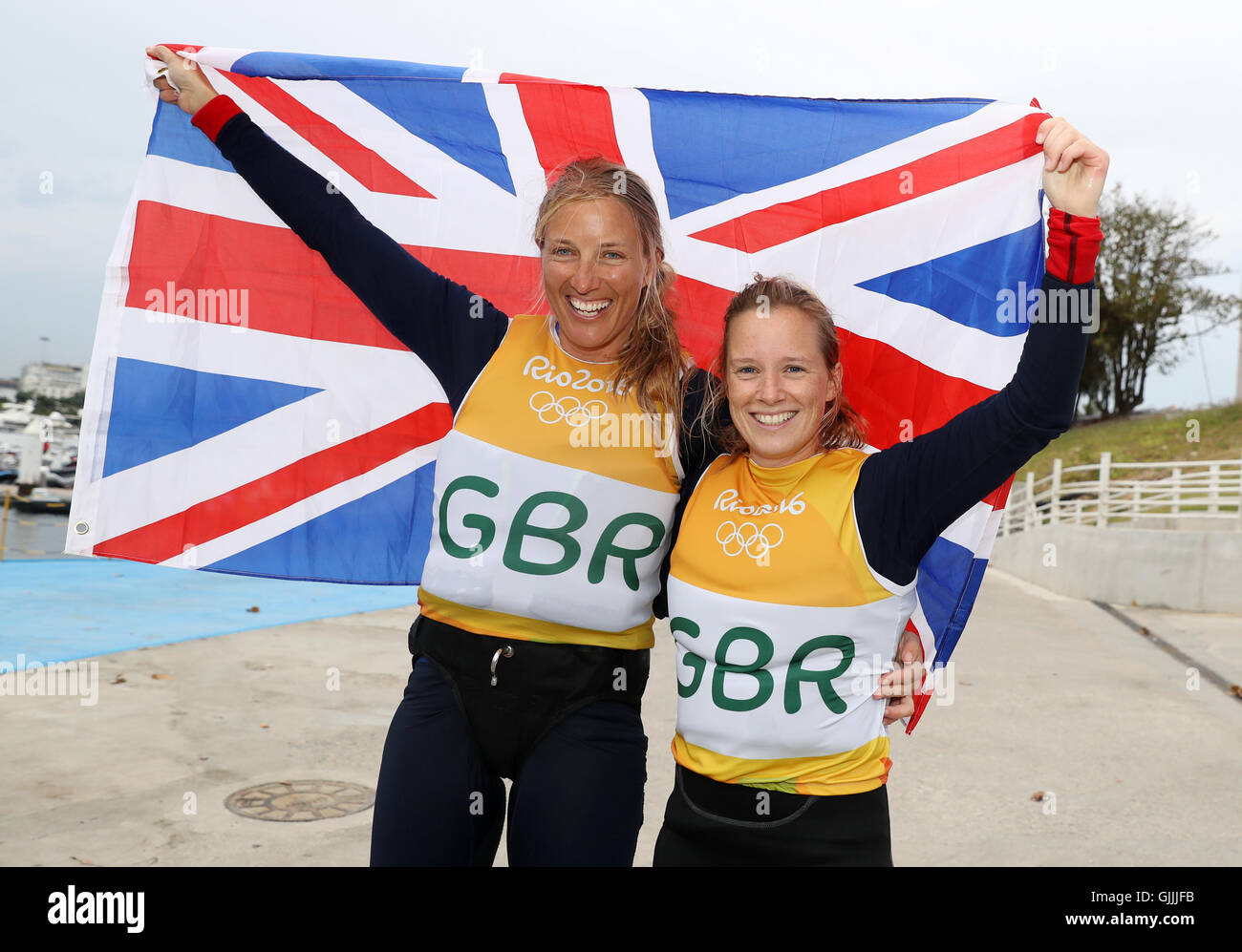 Gran Bretagna Hannah Mills e Saskia Clark celebrare dopo il loro turno in 470 donne di gara l'undicesimo giorno del Rio Giochi Olimpici, Brasile. Foto Stock