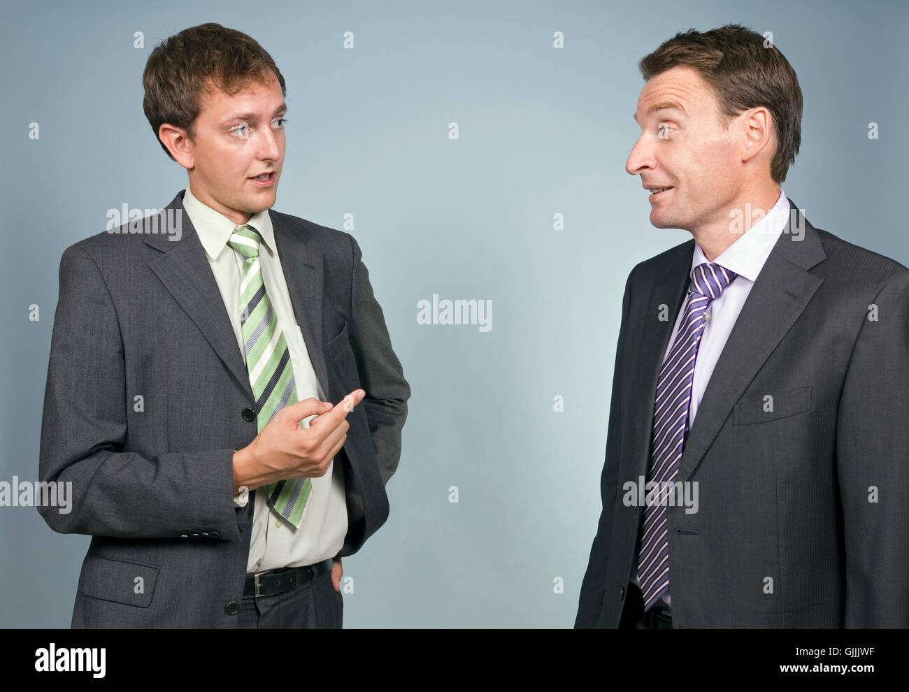 Conversazione gesticulate office Foto Stock