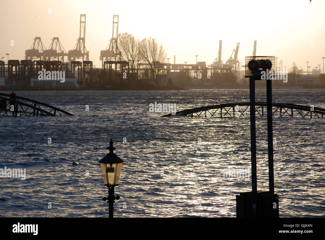 Allagato il Ferry Pier st. PAULI Foto Stock