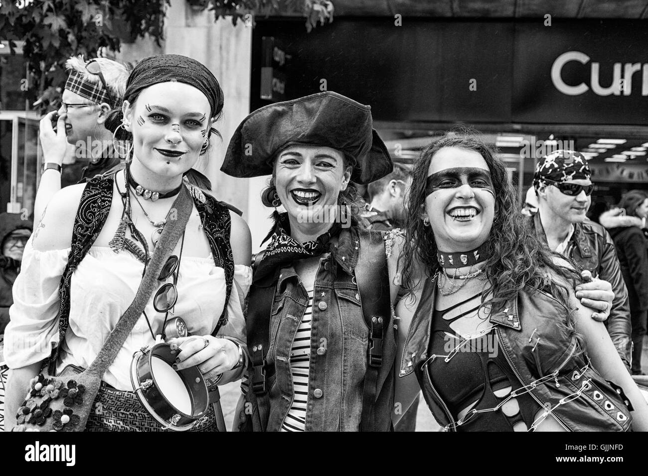 Danza & musica catturati durante il 2016 Brazilica sfilano per le strade di Liverpool - Samba in città Foto Stock