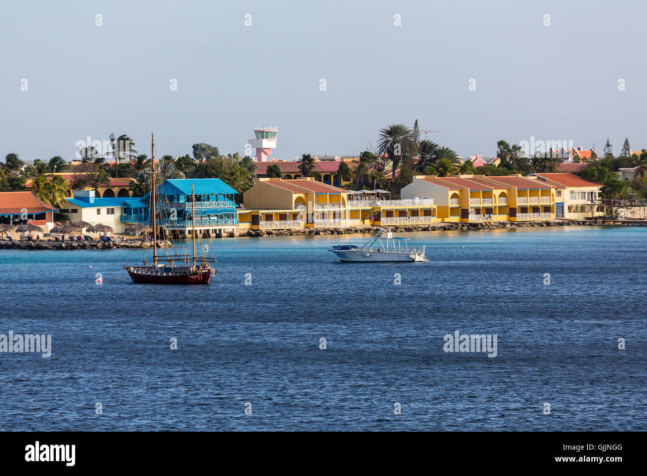 Colorate condos costiera sul lungomare di Bonaire Foto Stock