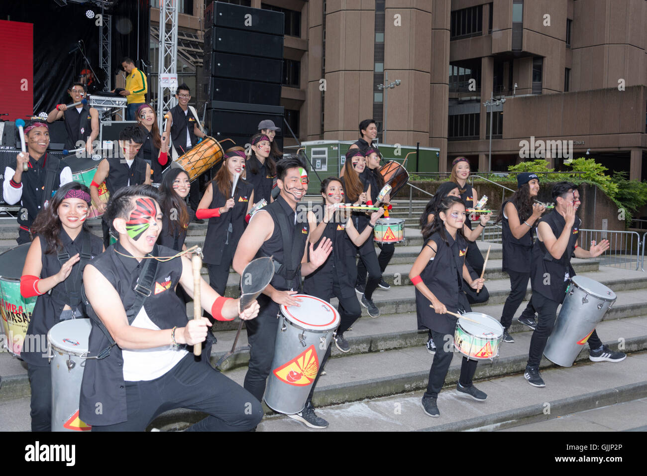 Danza & musica catturati durante il 2016 Brazilica sfilano per le strade di Liverpool - Samba in città Foto Stock