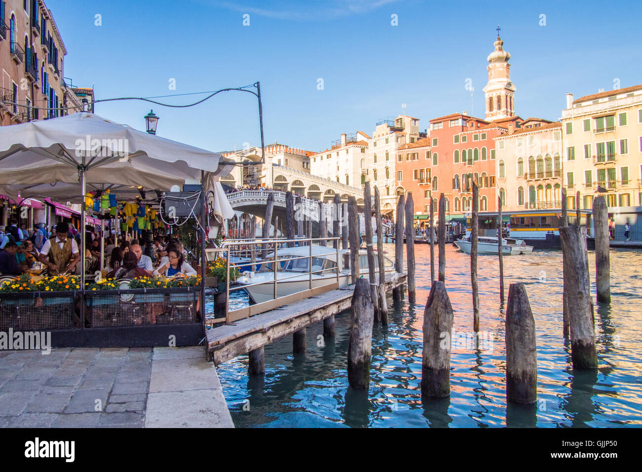 Il Ponte di Rialto e un ristorante sul Grand Canal, Venezia, Veneto, Italia. Foto Stock