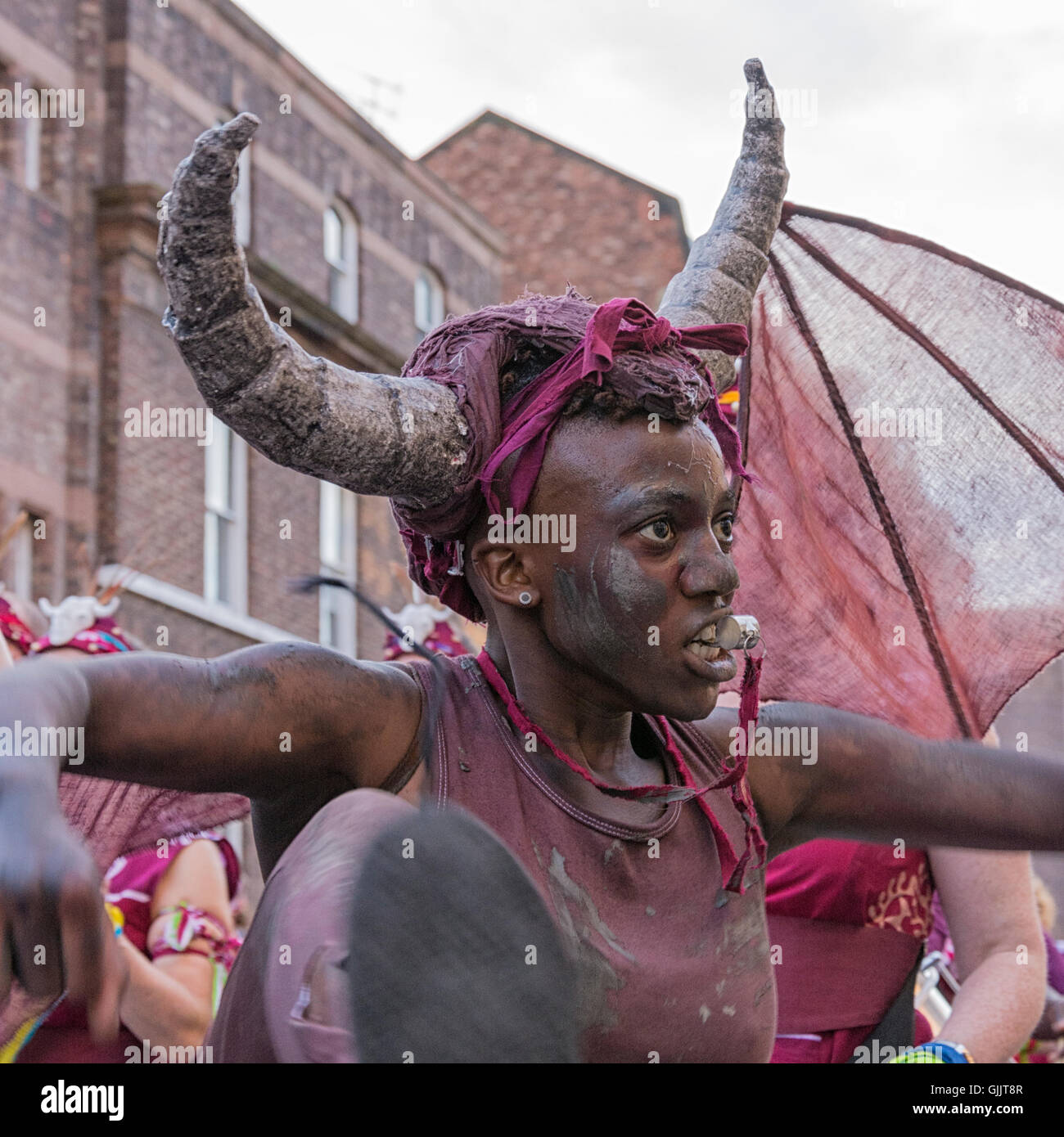 Danza & musica catturati durante il 2016 Brazilica sfilano per le strade di Liverpool - Samba in città Foto Stock