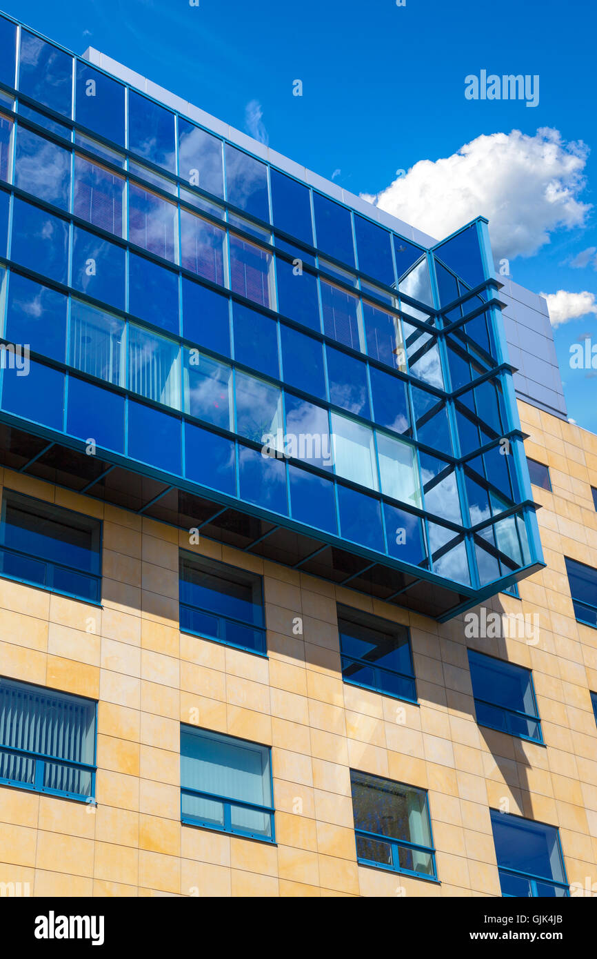 Ufficio moderno facciata di edificio contro il cielo blu. Foto Stock