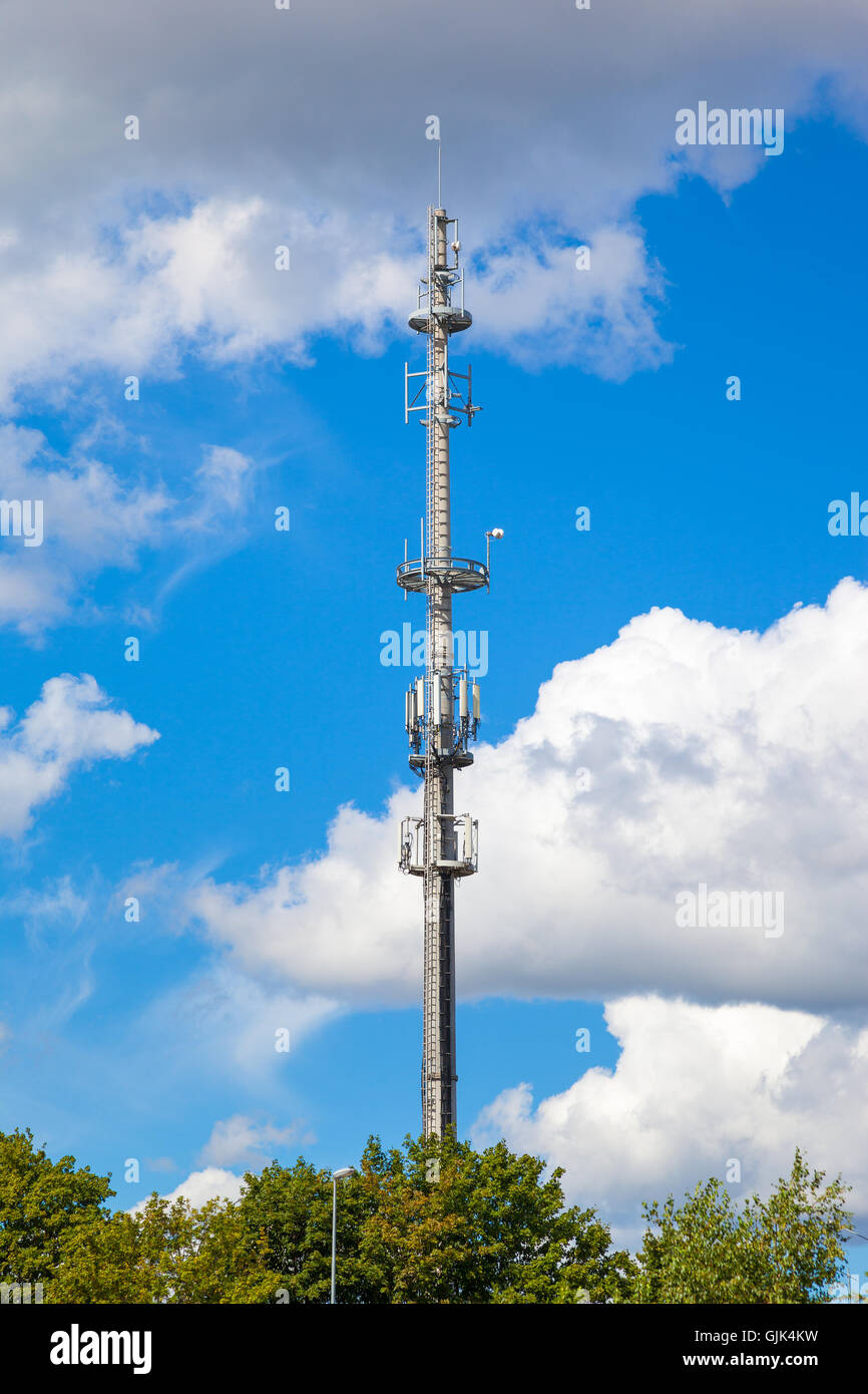Torre cellulare e antenna radio oltre il cielo blu. Foto Stock