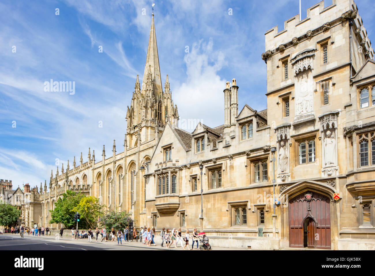 Università guglia della chiesa e di tutte le anime College, High St, Oxford, Oxfordshire, England, Regno Unito Foto Stock