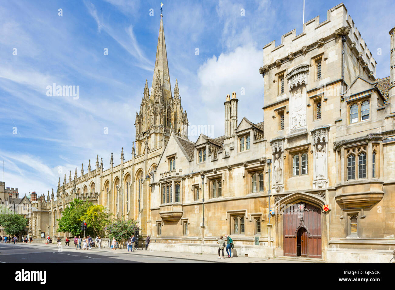 Università guglia della chiesa e di tutte le anime College, High St, Oxford, Oxfordshire, England, Regno Unito Foto Stock