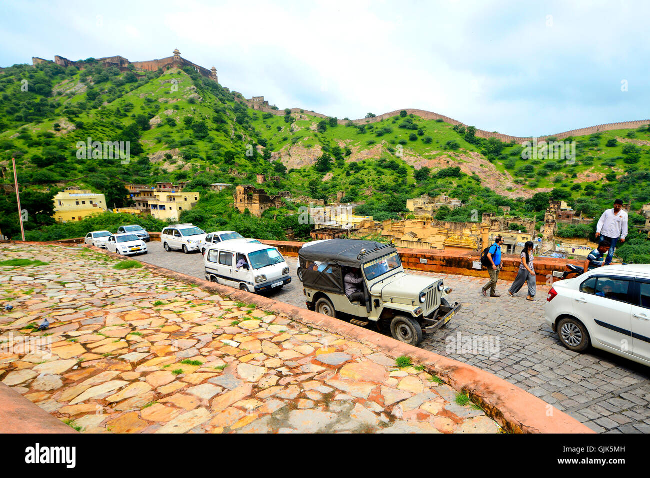 Vista superiore del passaggio di veicoli a Forte Amber, Jaipur, Rajasthan, India. Foto Stock