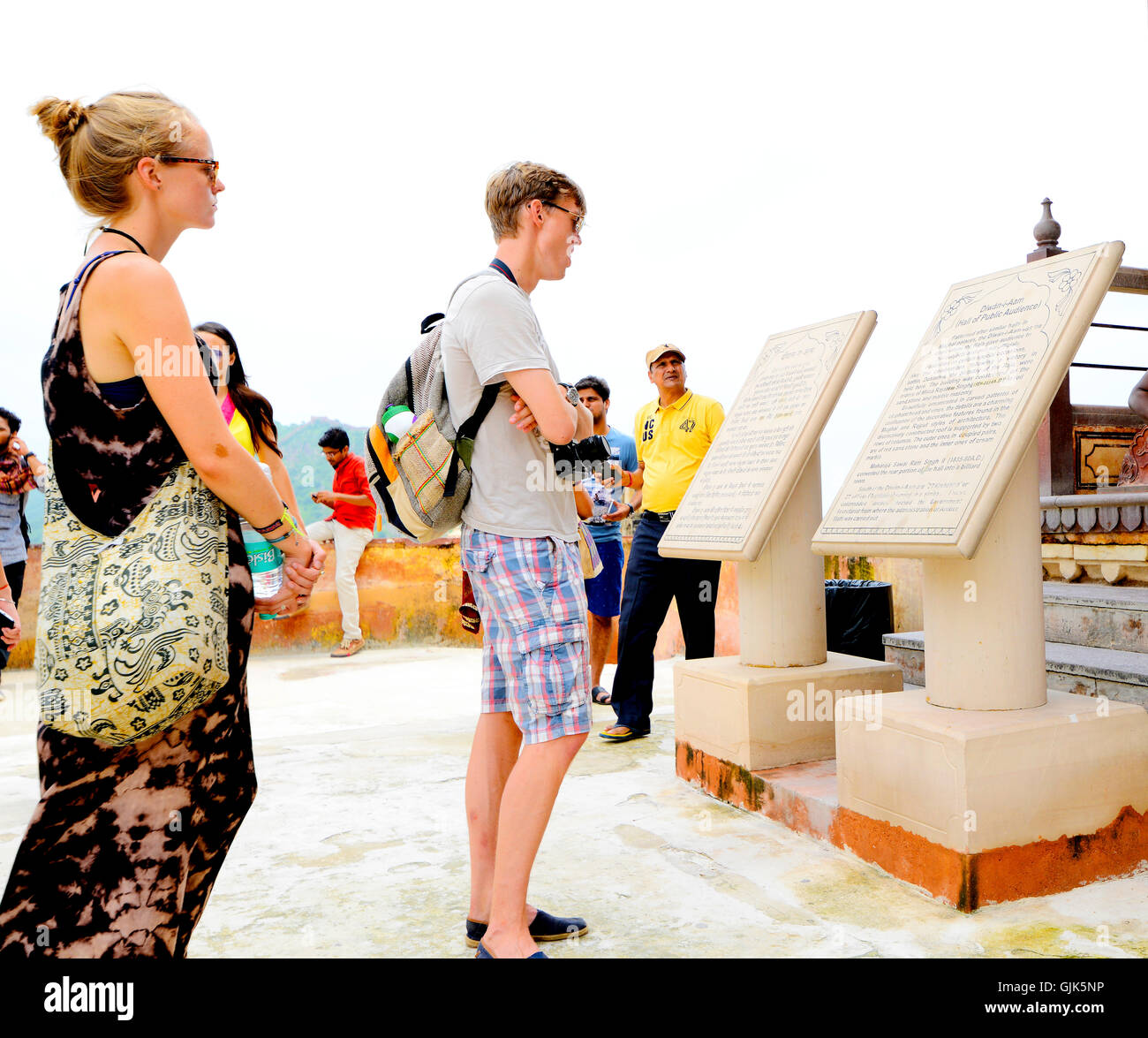 Turismo straniero lettura circa il monumento storico dal marcatore storico Foto Stock