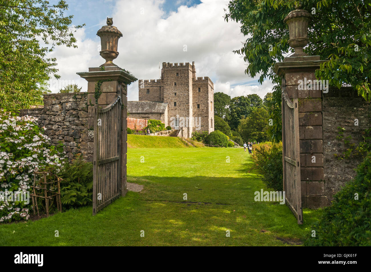 Sizergh casa medioevale, giardini e station wagon, paesaggio,National Trust, Lake District Foto Stock