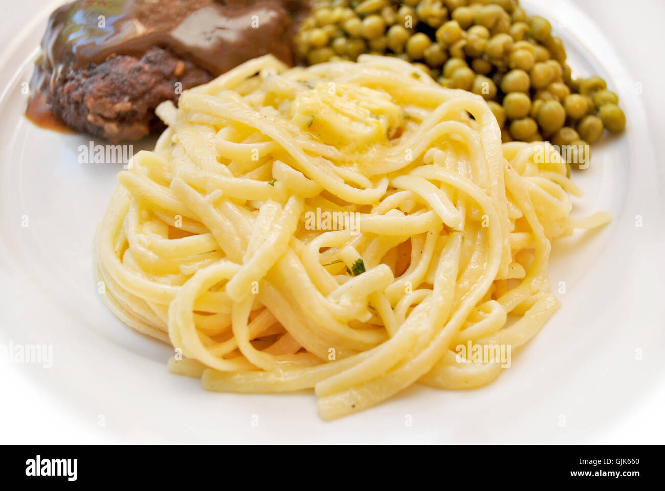 Fresca Pasta Linguini è servito come un piatto di lato con burro all'aglio Foto Stock