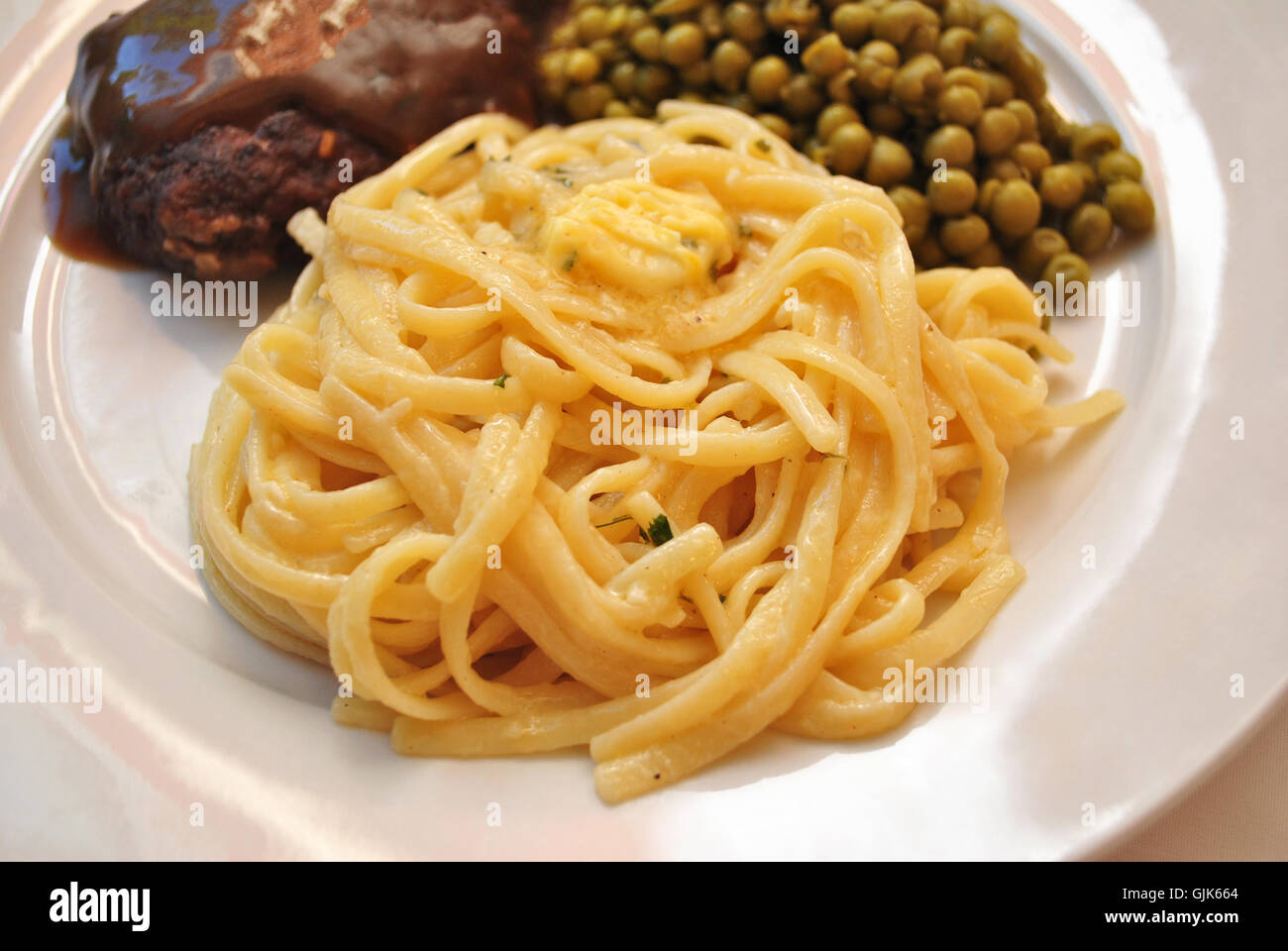 Fresca Pasta Linguini è servito come un piatto di lato con burro all'aglio Foto Stock