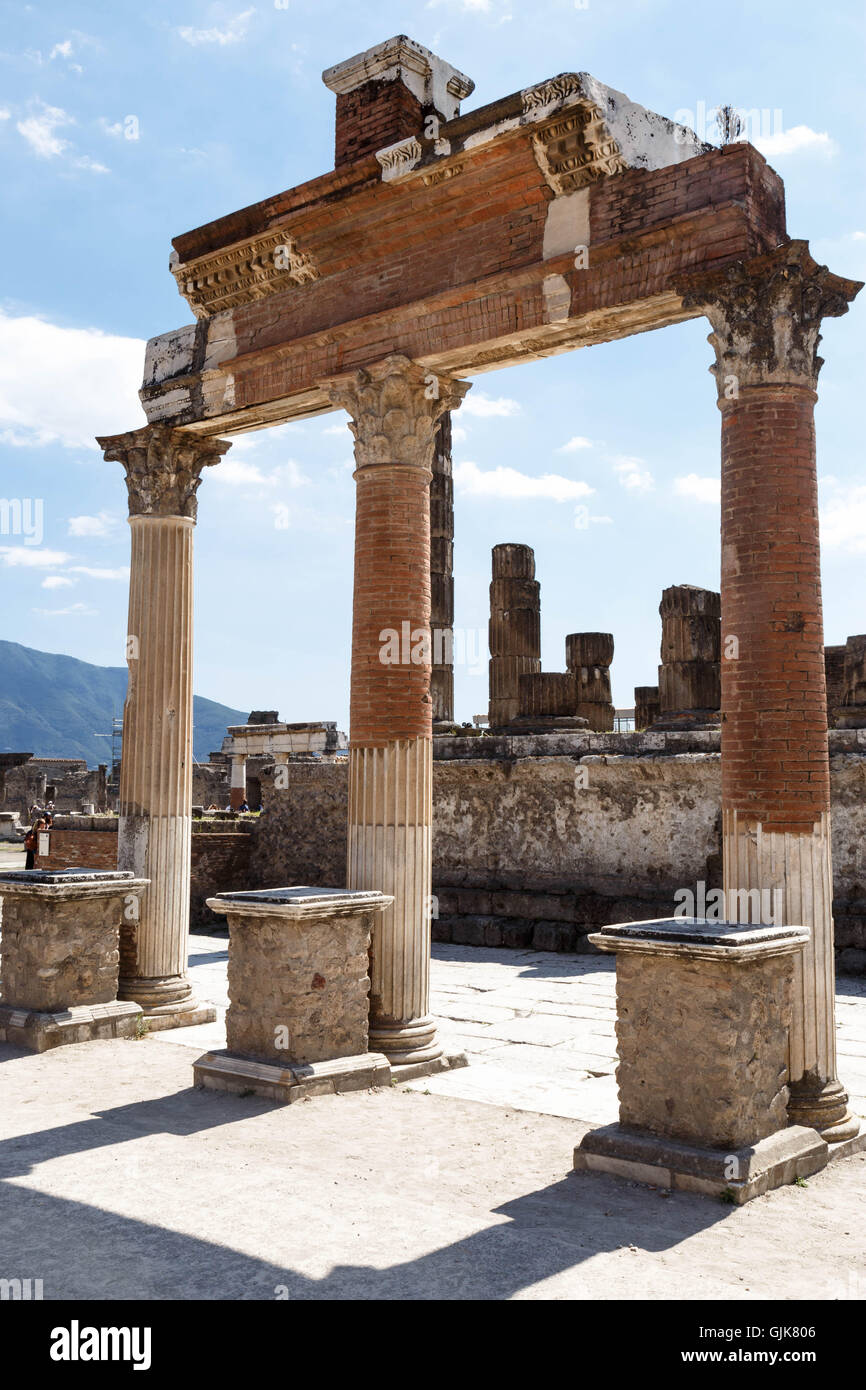 Rovine dell antica città romana di Pompei in un giorno d'estate. Foto Stock