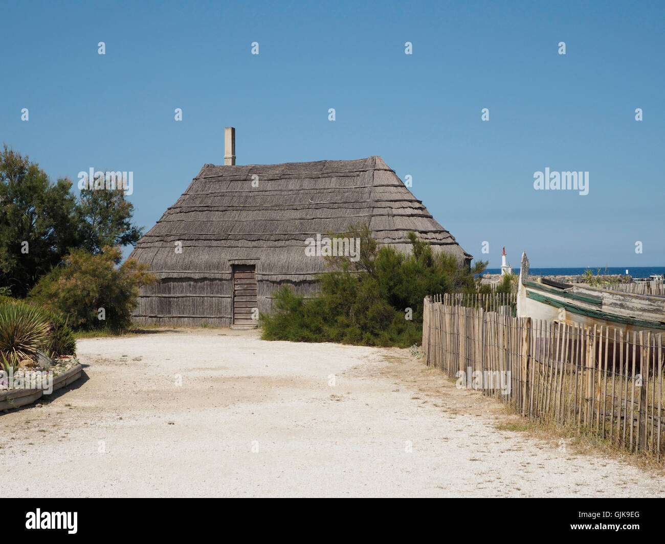 Replica reed tradizionale baita in un museo villaggio di pescatori in Le Barcares, Pirenei orientali, Francia meridionale Foto Stock