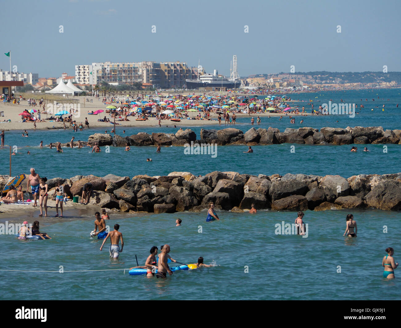 La costa a Le Barcares con molte persone godendo il mare Mediterraneo, Pirenei orientali, Francia meridionale Foto Stock