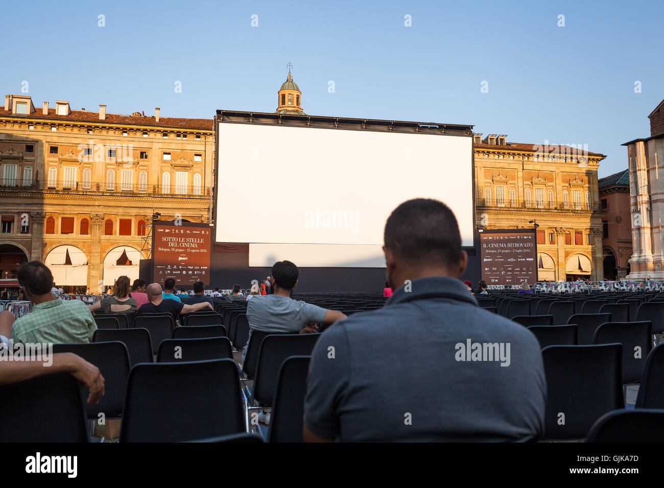 SOTTO LE STELLE DEL CINEMA - persone in attesa per il festival del film per avviare; Outdoor in Bologna, Piazza Maggiore, estate 2016 Foto Stock