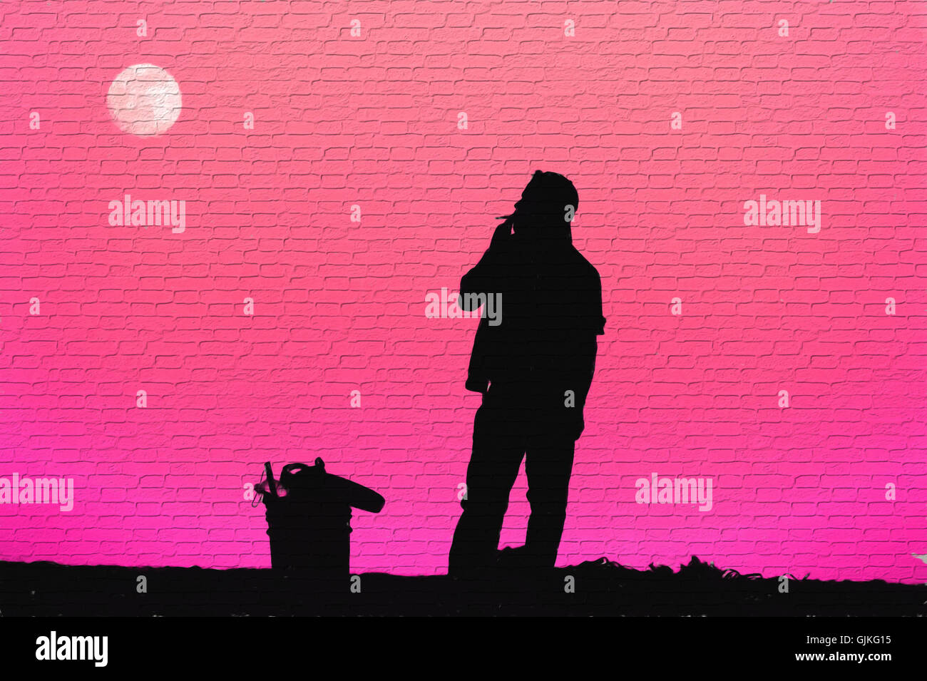 Uomo di fumare è un grafico urbano silhouette di un uomo in piedi con un fumo contro una vibrante bick impostazione Foto Stock