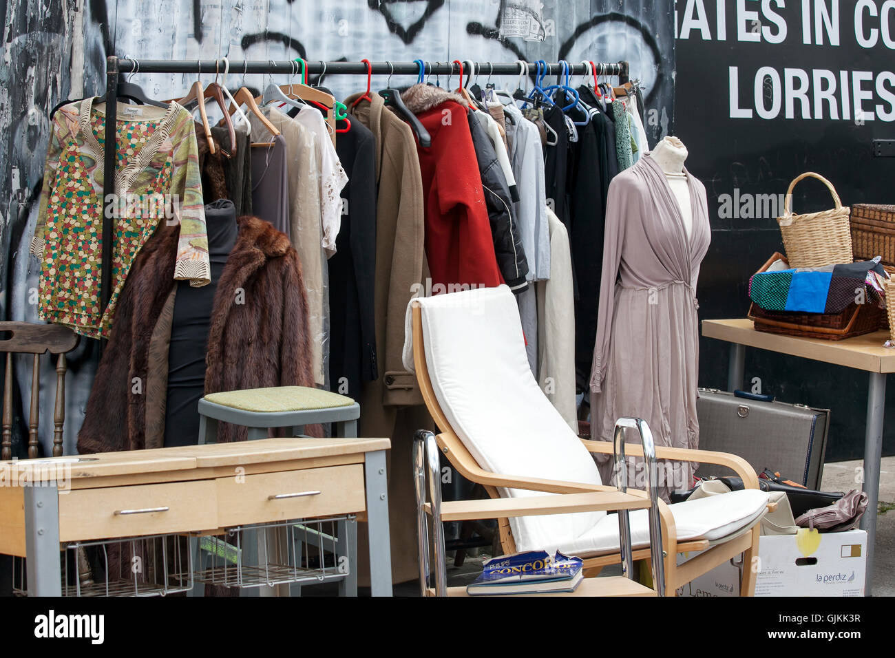 Spitalfields Market Antic. vintage cappotti, soprabiti appeso su un rack. Foto Stock