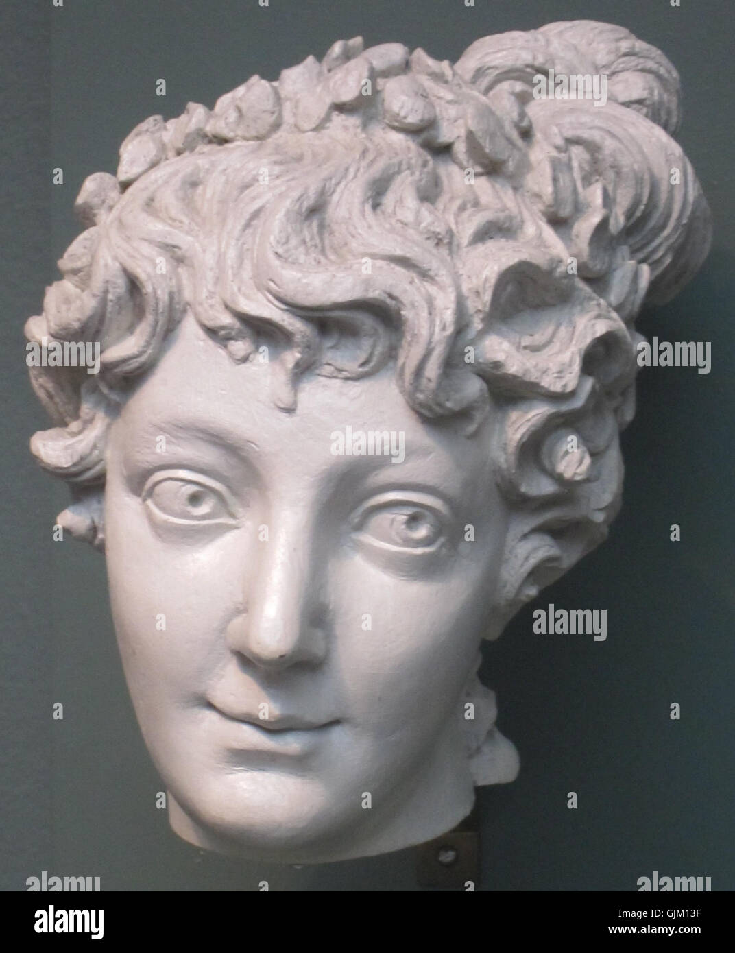 "Head of the Nymph" è una scultura di William Rush, creata per l'"Allegoria del fiume Schuylkill". Questo pezzo neoclassico raffigura una figura femminile, che mostra l'abilità di Rush nella scultura del marmo, con particolare attenzione alle caratteristiche espressive e naturalistiche. Foto Stock