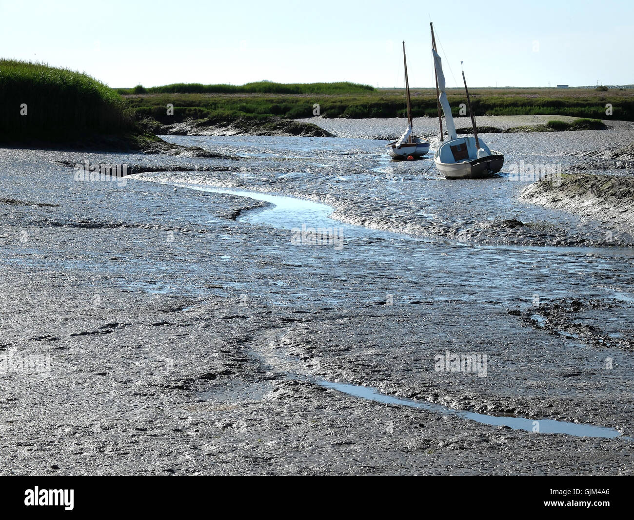 Barche a bassa marea in North Norfolk Foto Stock