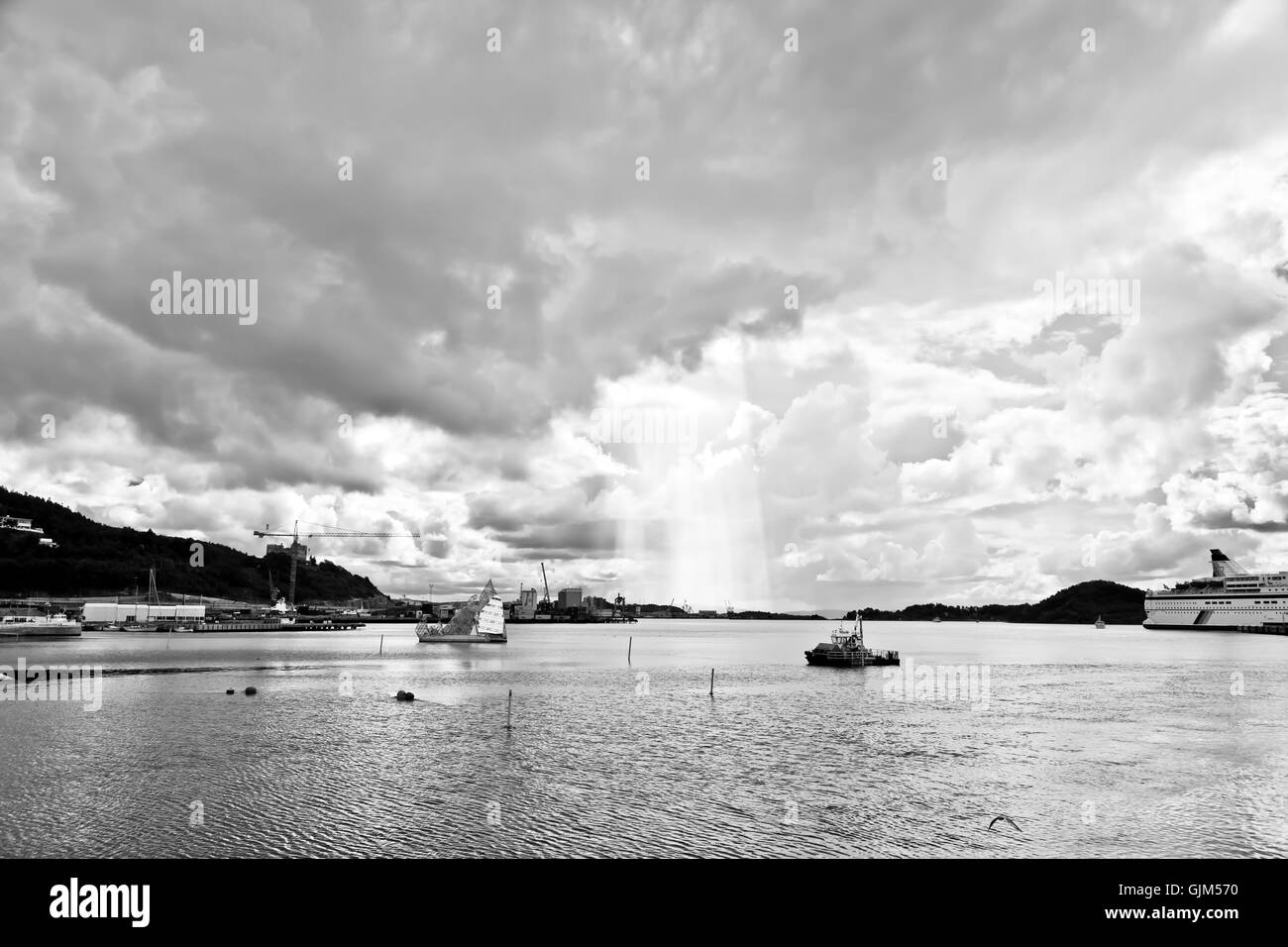 Drammatica cloudscape nel porto di Oslo Foto Stock