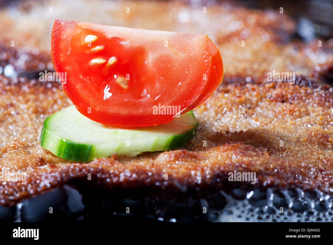 Wiener Schnitzel in einer Eisenpfanne Foto Stock