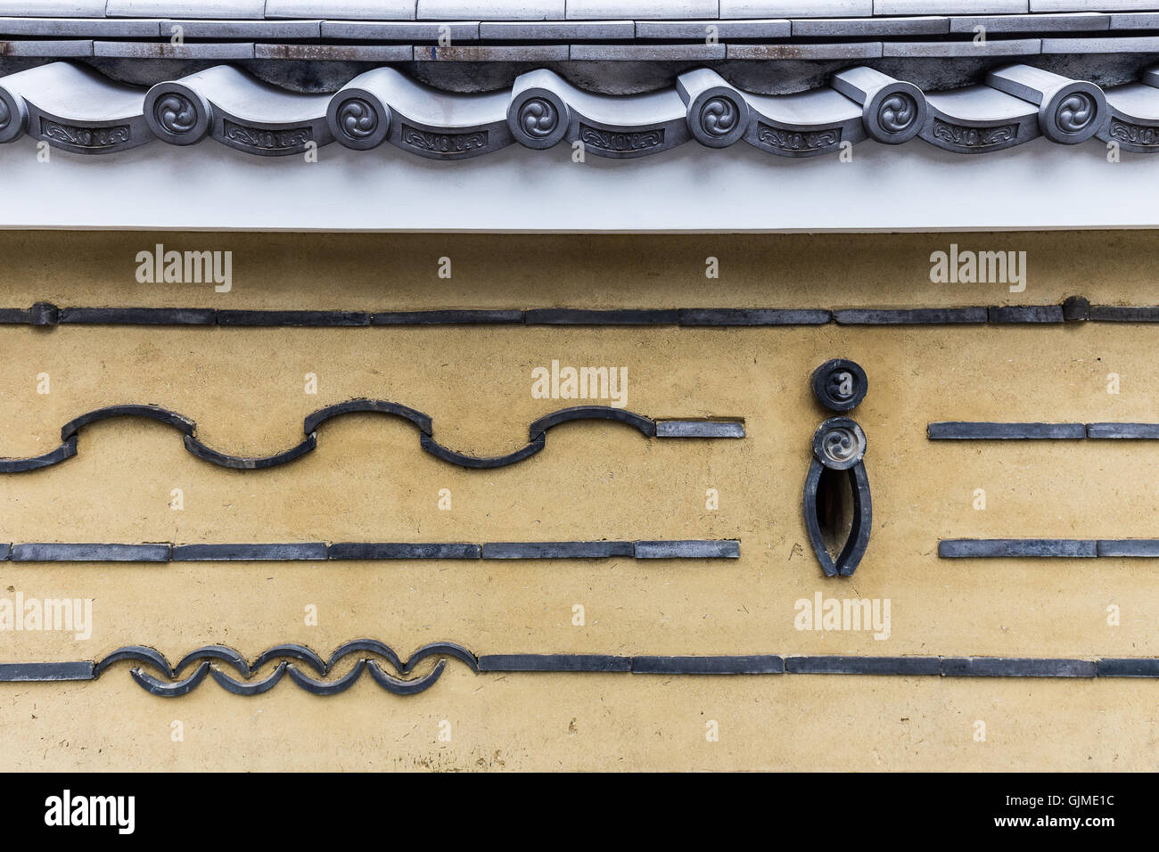 Di Kannon-ji il tempio della Tsuji-bei a parete un muro di fango costruito nell'era di Edo. Esso è stato costruito da alternativamente la formazione di pallini di fango e di piastrelle. Foto Stock