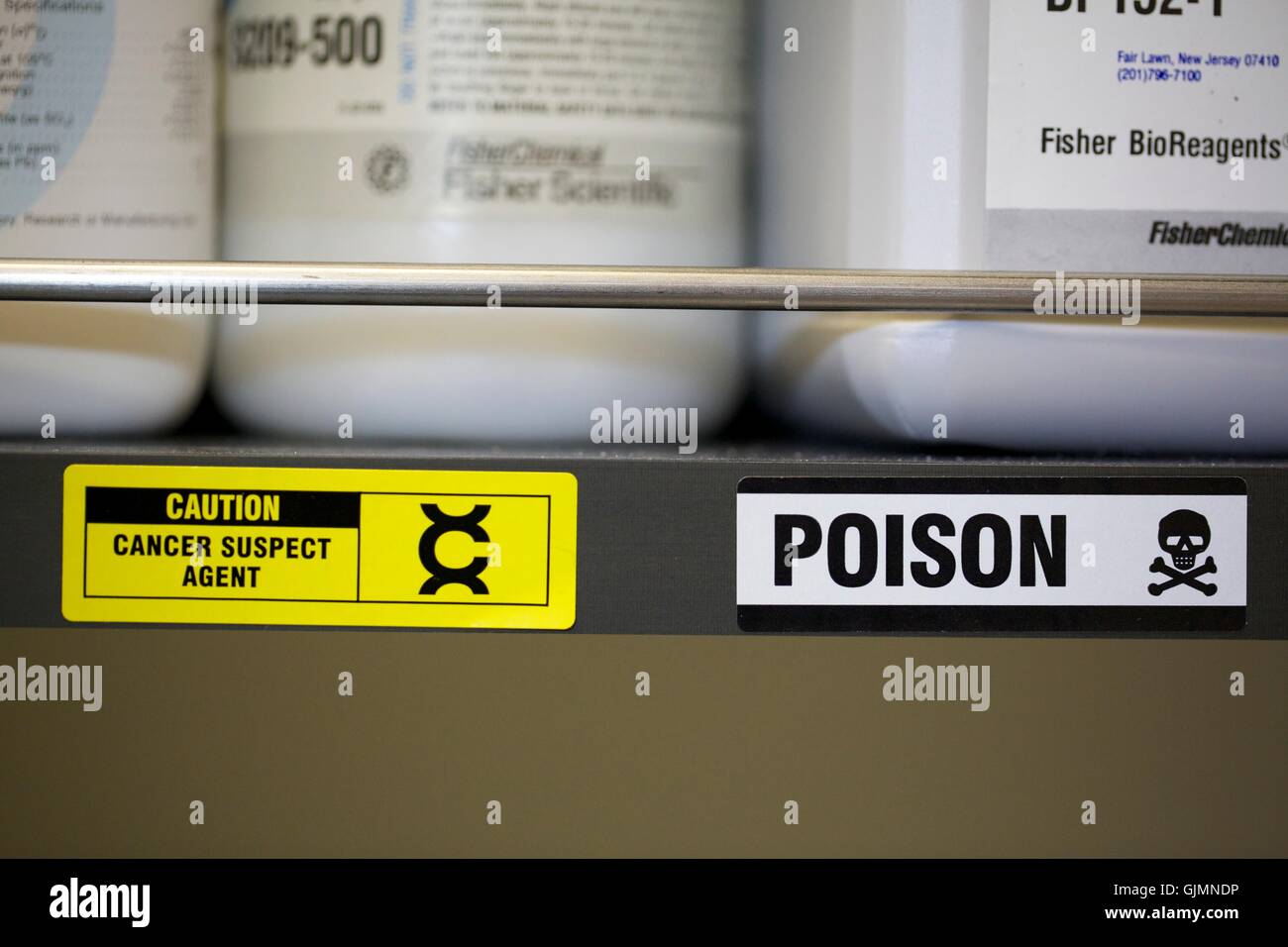 Il veleno e il cancro sospetto agente sul ripiano di sostanze chimiche in laboratorio Foto Stock