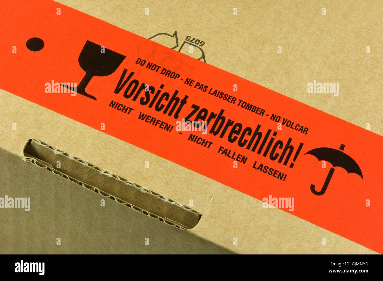 Confezione con l'etichetta attenzione fragile Foto Stock