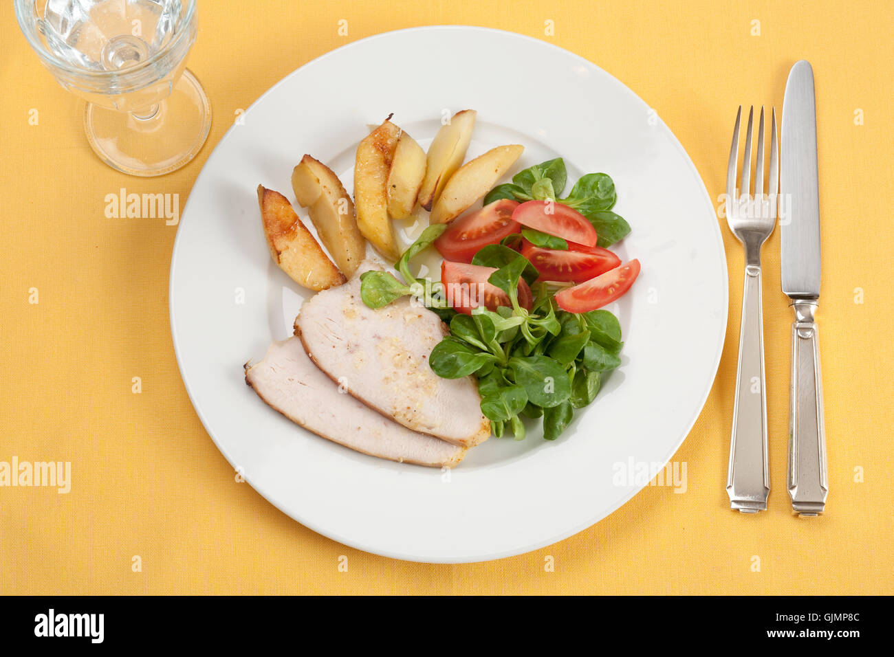 Il tacchino arrosto con insalata di patate e spazio Foto Stock