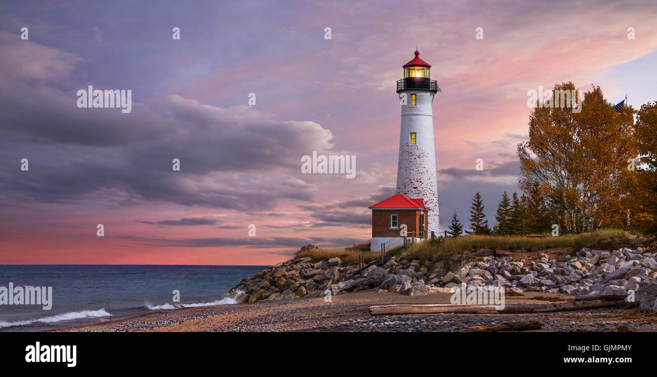 Come la luce del giorno inizia a cedere a crepuscolo, il nitido Point Lighthouse al tramonto sul Lago Superiore, Penisola Superiore, Michigan, Stati Uniti d'America Foto Stock