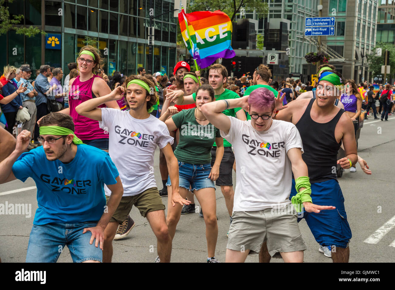 Montreal, CA - 14 agosto 2016: Persone azienda gay rainbow flags prendere parte nel 2016 Gay Pride Parade Foto Stock