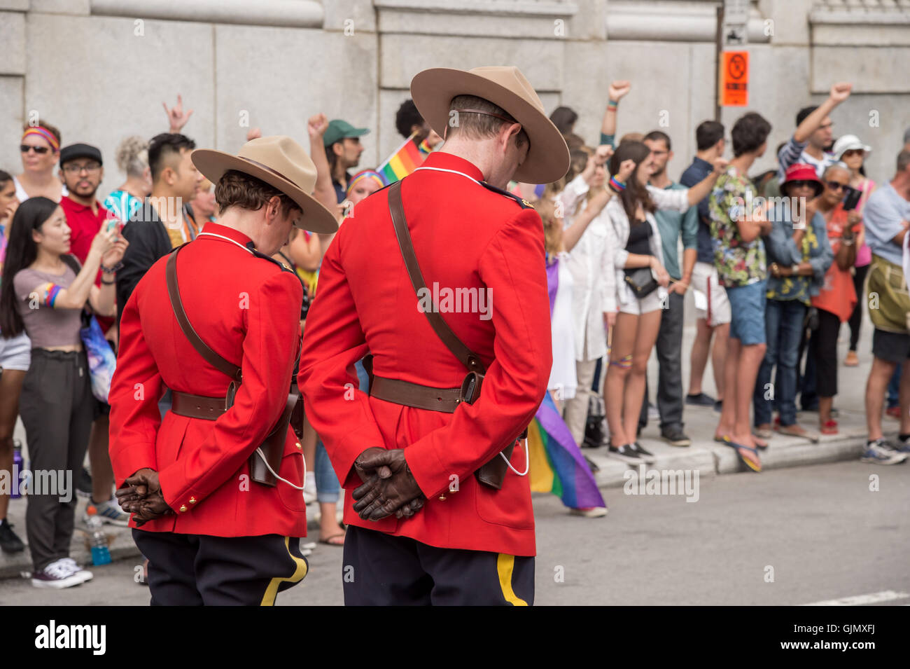 Montreal, CA - 16/08/14: Due Royal Canadian montato gli ufficiali di polizia di osservare un minuto di silenzio in memoria delle vittime di Orlando Foto Stock