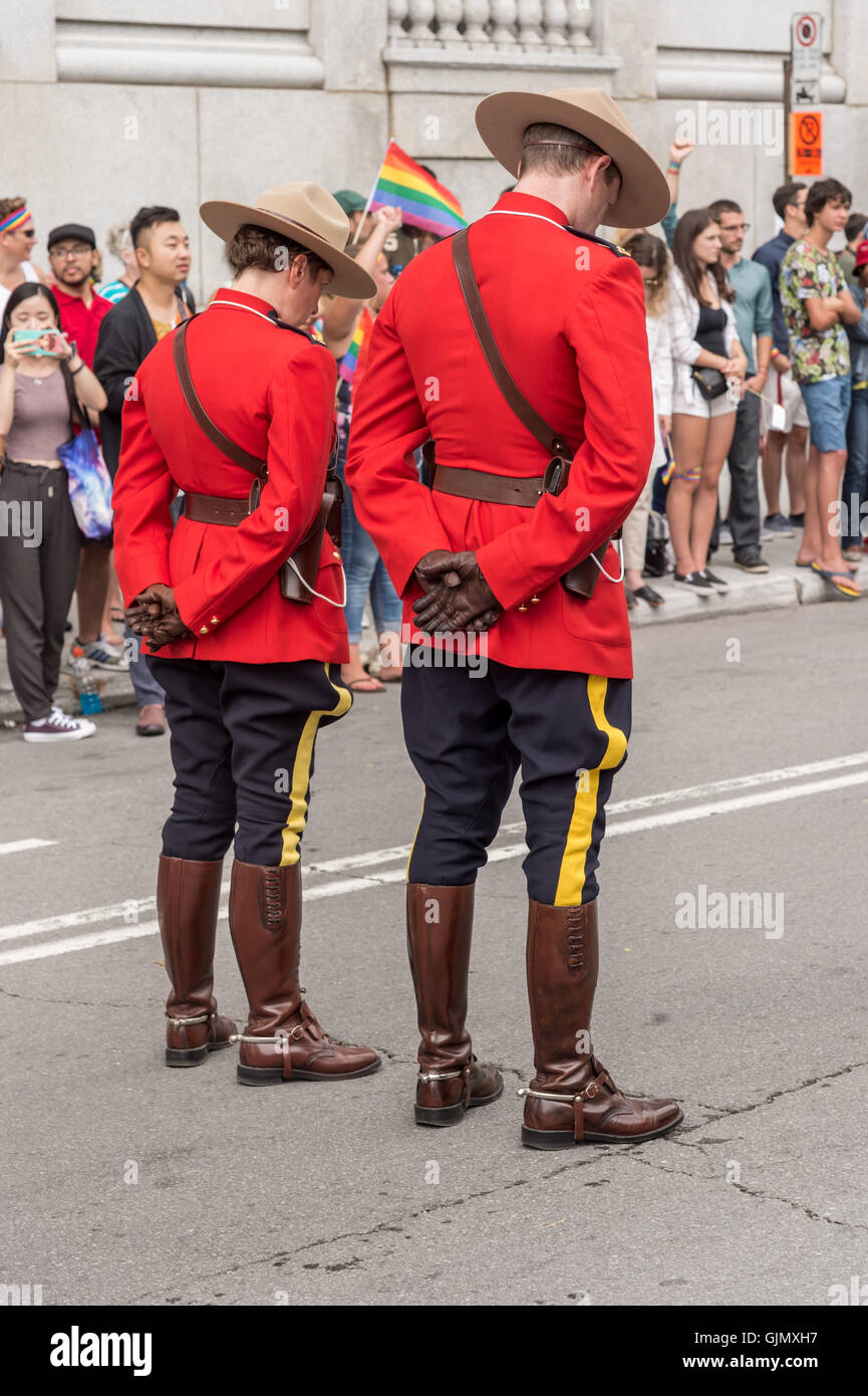 Montreal, CA - 16/08/14: Due Royal Canadian montato gli ufficiali di polizia di osservare un minuto di silenzio in memoria delle vittime di Orlando Foto Stock