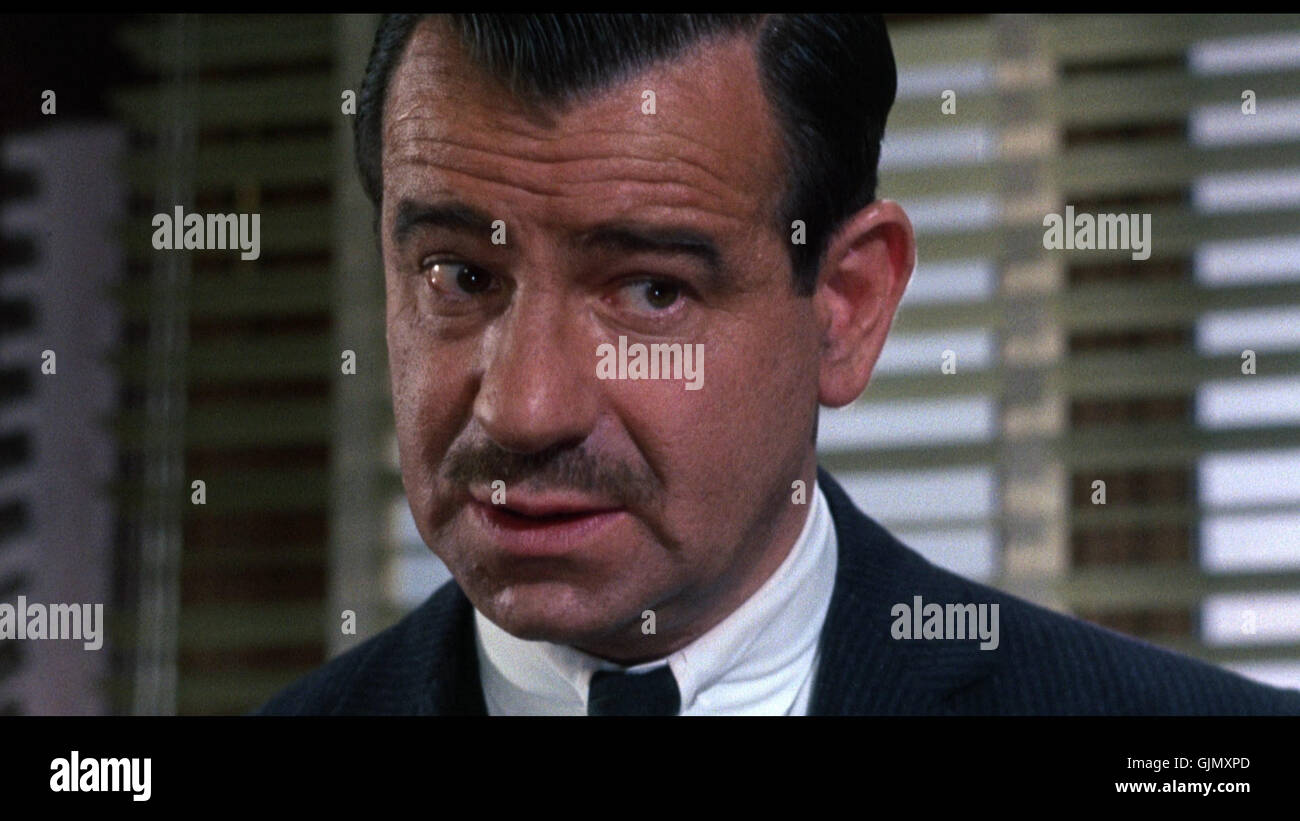 Charade (1963) è un film comico thriller con Audrey Hepburn e Cary Grant, con Walter Matthau nel ruolo di supporto. Il film mescola suspense e umorismo, ambientato a Parigi, ed è spesso considerato un classico del genere. Foto Stock