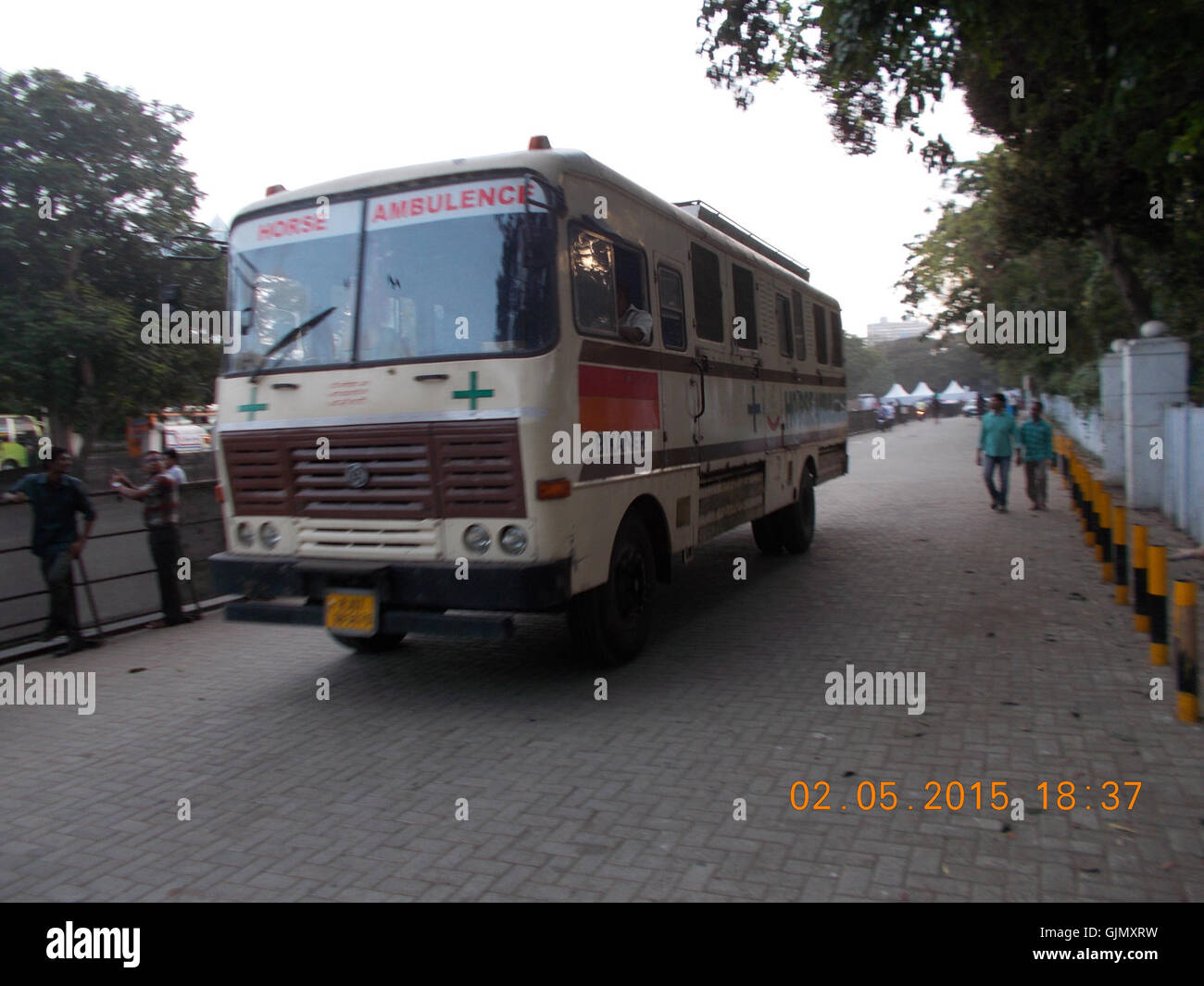 "Furgone per cavalli" è un riferimento a un tipo di veicolo progettato per il trasporto di cavalli. Questi furgoni specializzati erano comunemente usati in passato per trasportare cavalli, spesso per eventi come corse o mostre, riflettendo l'importanza dei cavalli in vari eventi culturali e sportivi. Foto Stock