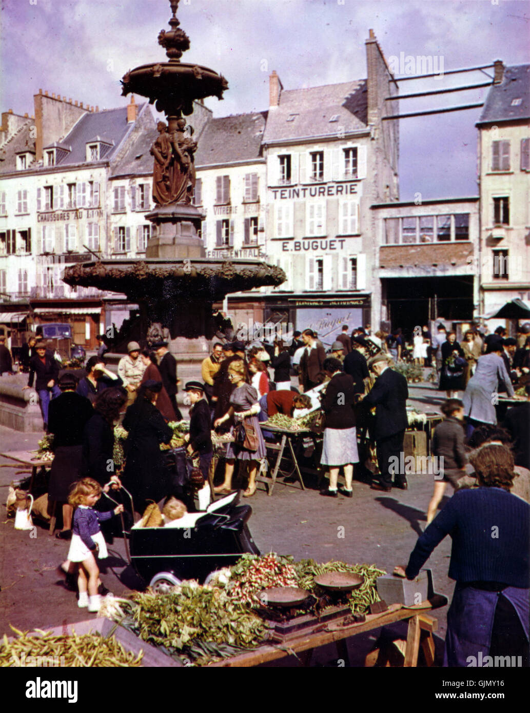 Questa fotografia storica mostra il porto di Cherbourg in Francia, scattato nel marzo 1944 durante la seconda guerra mondiale. L'immagine cattura il significato strategico del porto durante le operazioni alleate che hanno portato alla liberazione della Francia. Foto Stock