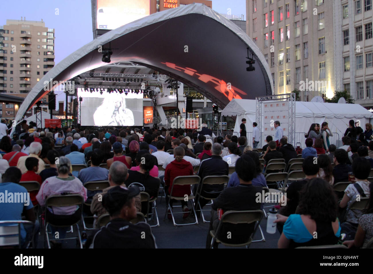 Questa foto su Flickr cattura una scena del film "la notte dei morti viventi", probabilmente in un evento a tema o in una proiezione pubblica a Yonge Dundas Square a Toronto. L'immagine collega l'iconico film zombie con la moderna cultura urbana. Foto Stock