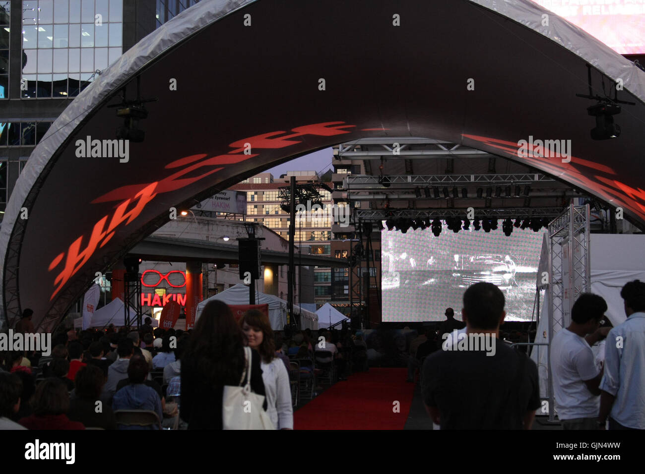 Una foto di un evento "la notte dei morti viventi" a Yonge Dundas Square a Toronto, che mostra un raduno pubblico che celebra l'iconico film horror in un popolare spazio urbano. Foto Stock