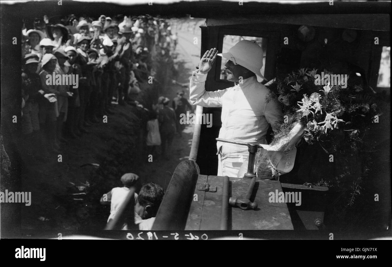 Herbert Samuel, il primo alto Commissario per la Palestina, partecipò all'inaugurazione di una nuova linea ferroviaria in Palestina. Questo evento segnò un significativo sviluppo delle infrastrutture della regione durante il mandato britannico. Foto Stock