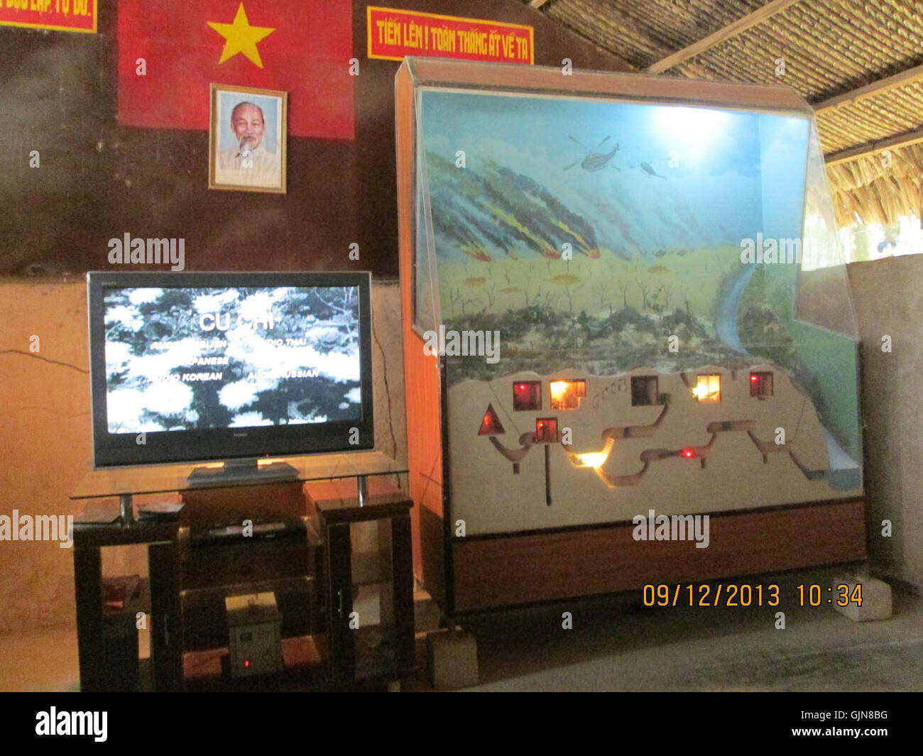 La "sala video turistica" nel complesso dei tunnel di Cu chi, in Vietnam, offre ai visitatori un'esperienza coinvolgente mostrando filmati storici sulla guerra del Vietnam e sul ruolo di complexâ nel conflitto. Foto Stock